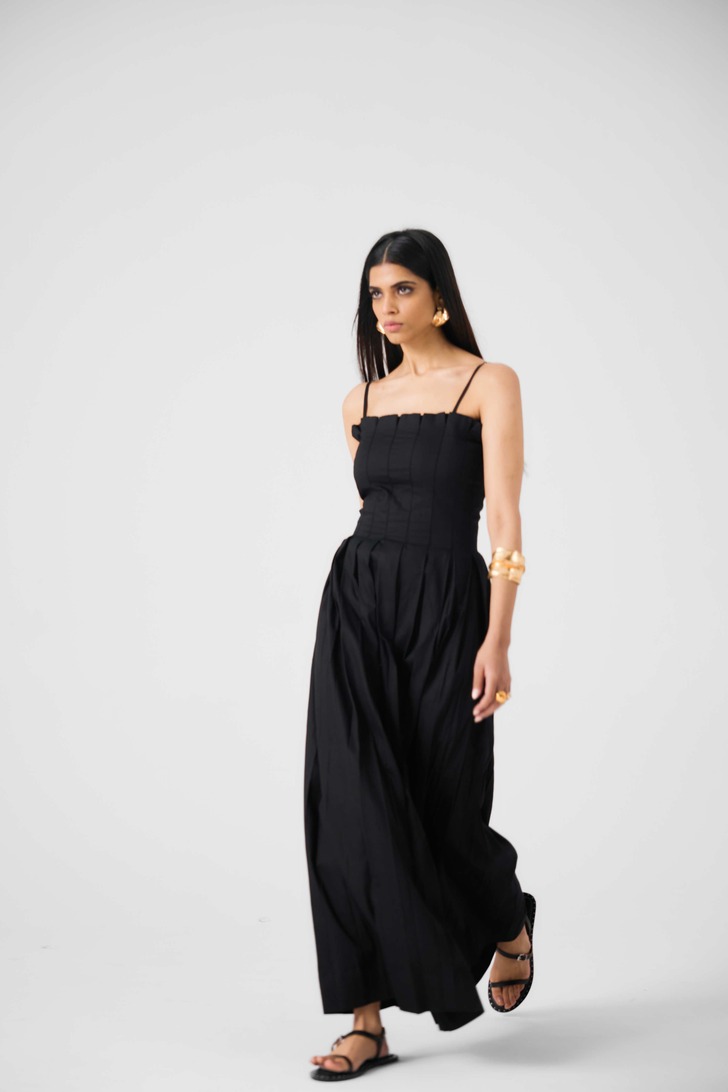 Monochrome cotton twill dress with fitted bodice and pleated skirt