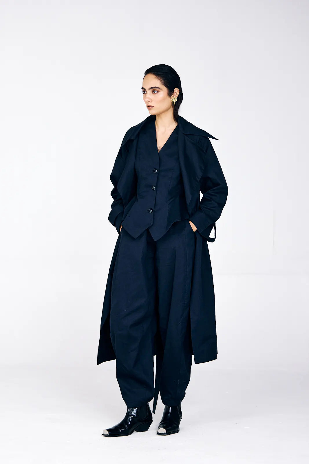 Relaxed-fit navy blue barrel pants with side pockets in co-ord set