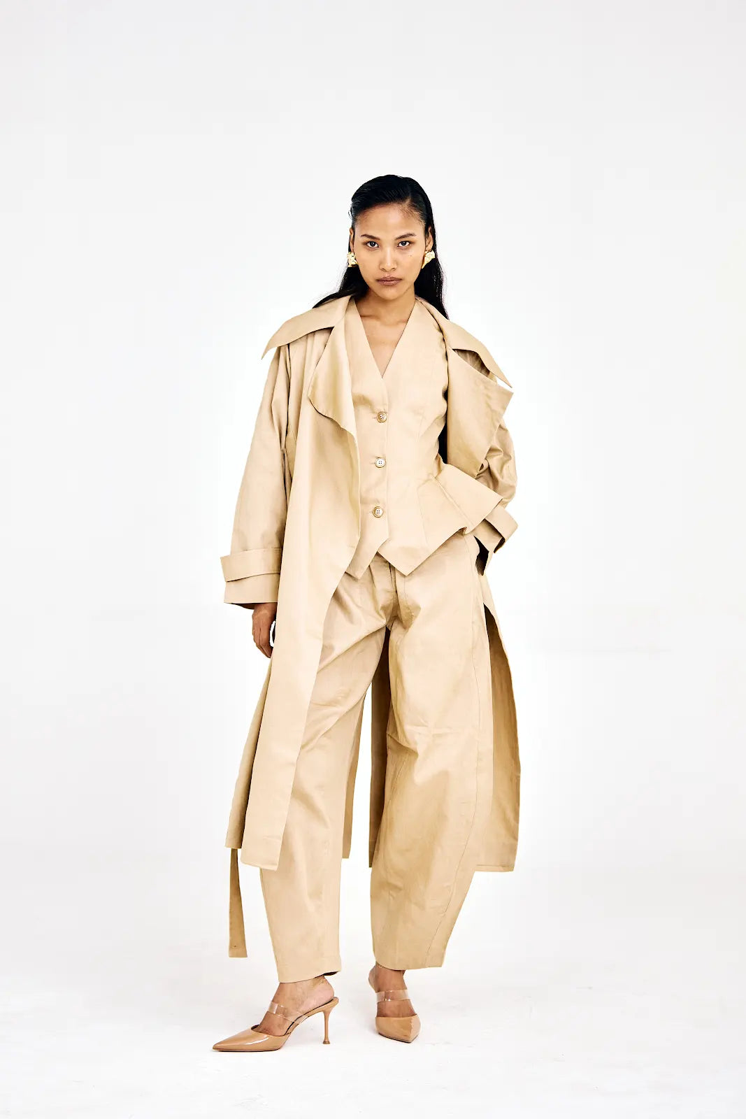 Relaxed-fit beige barrel pants with side pockets styled in co-ord set
