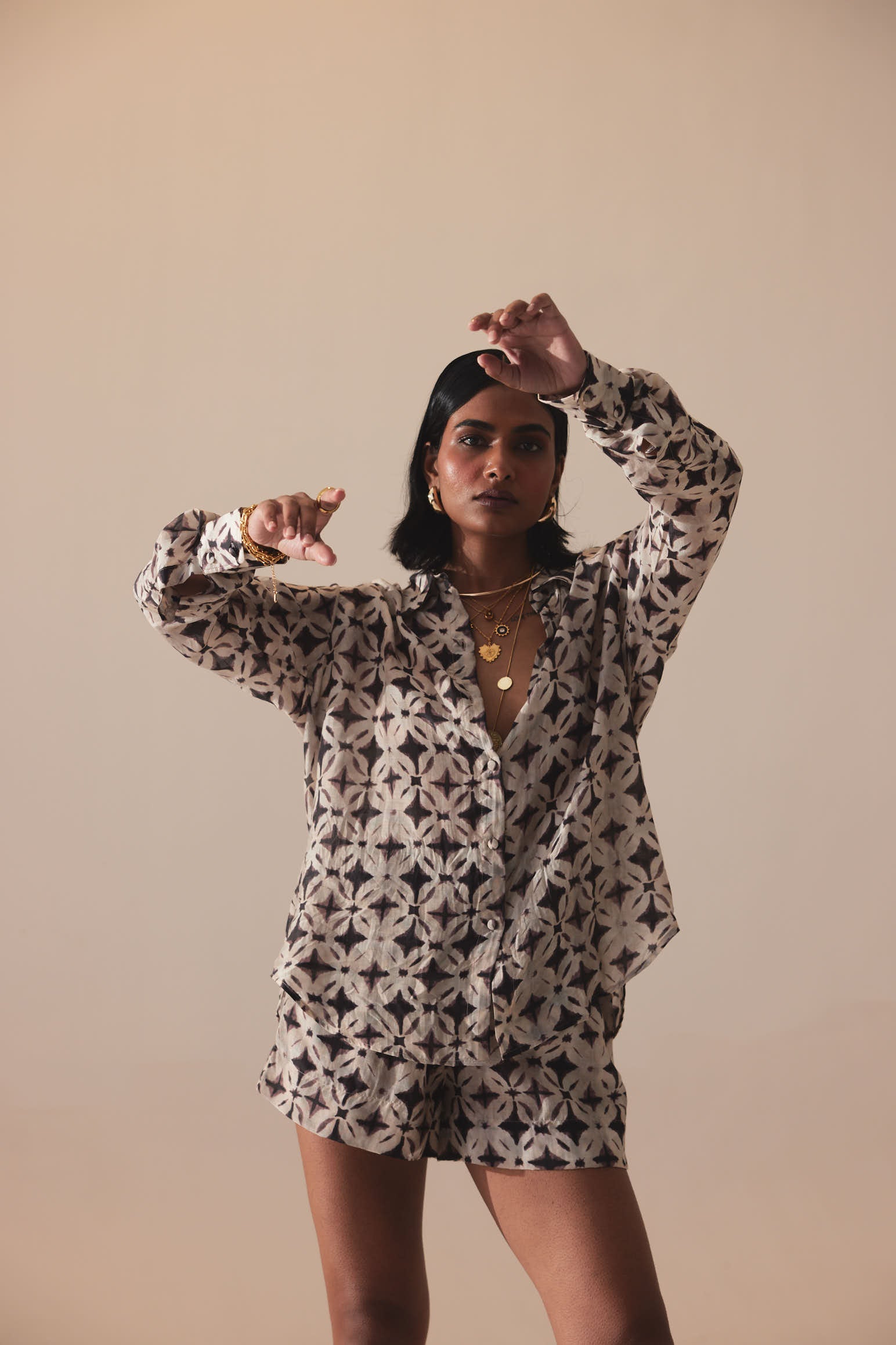 Jenni long shirt in cotton silk with full sleeves and slim cuffs