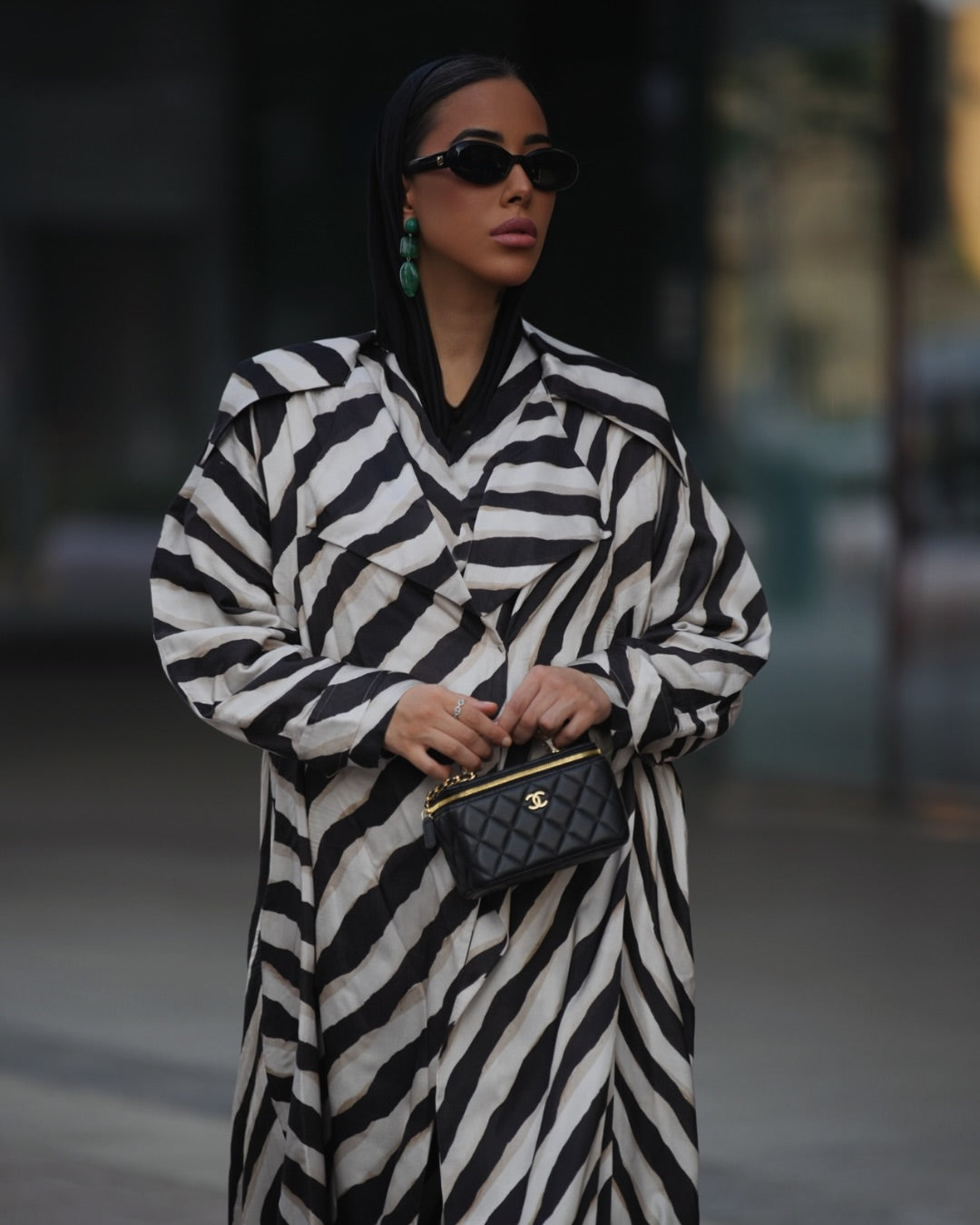 Women’s printed jacket featuring long sleeves and adjustable cuffs