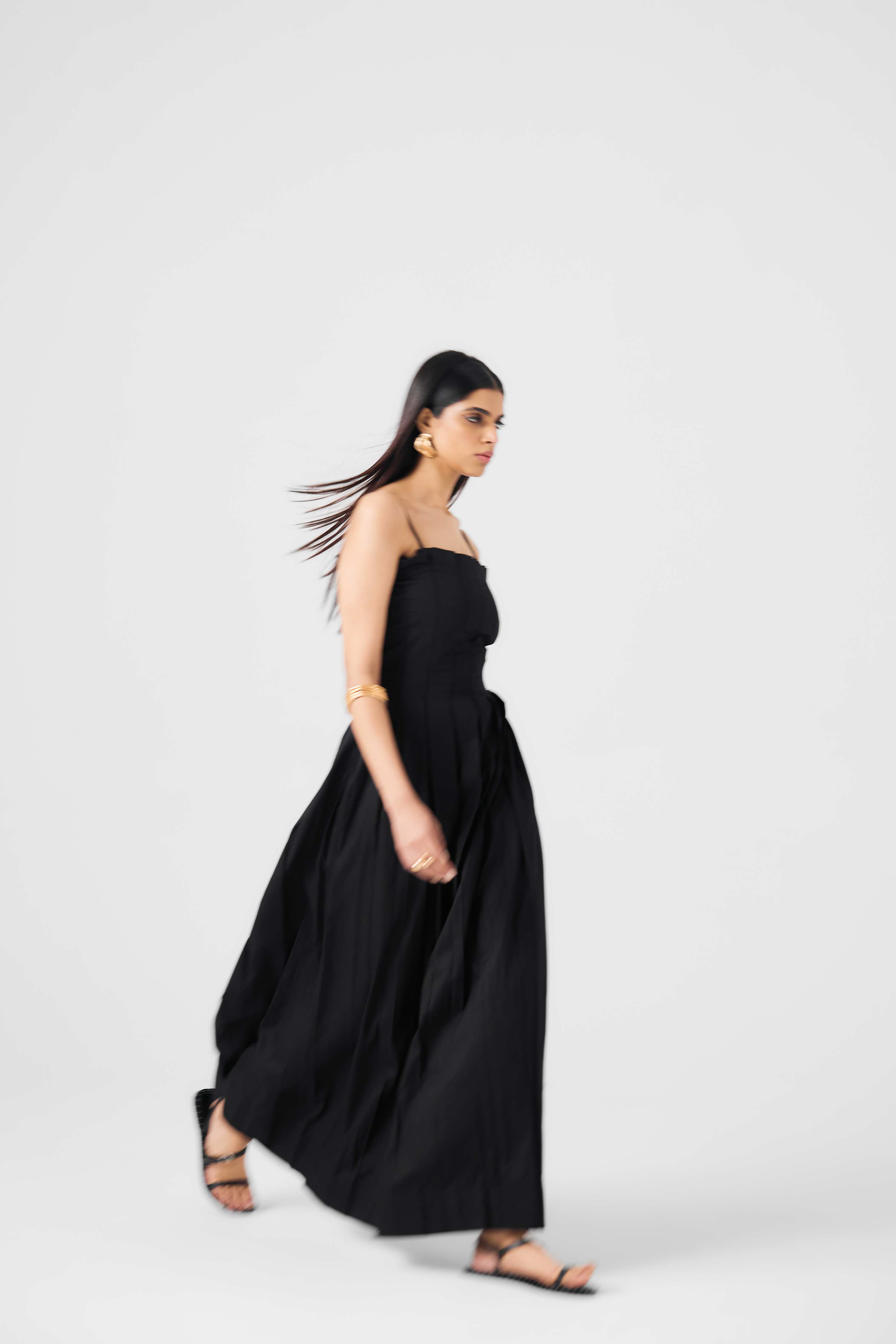 Flowy long dress with delicate straps and refined pleated texture