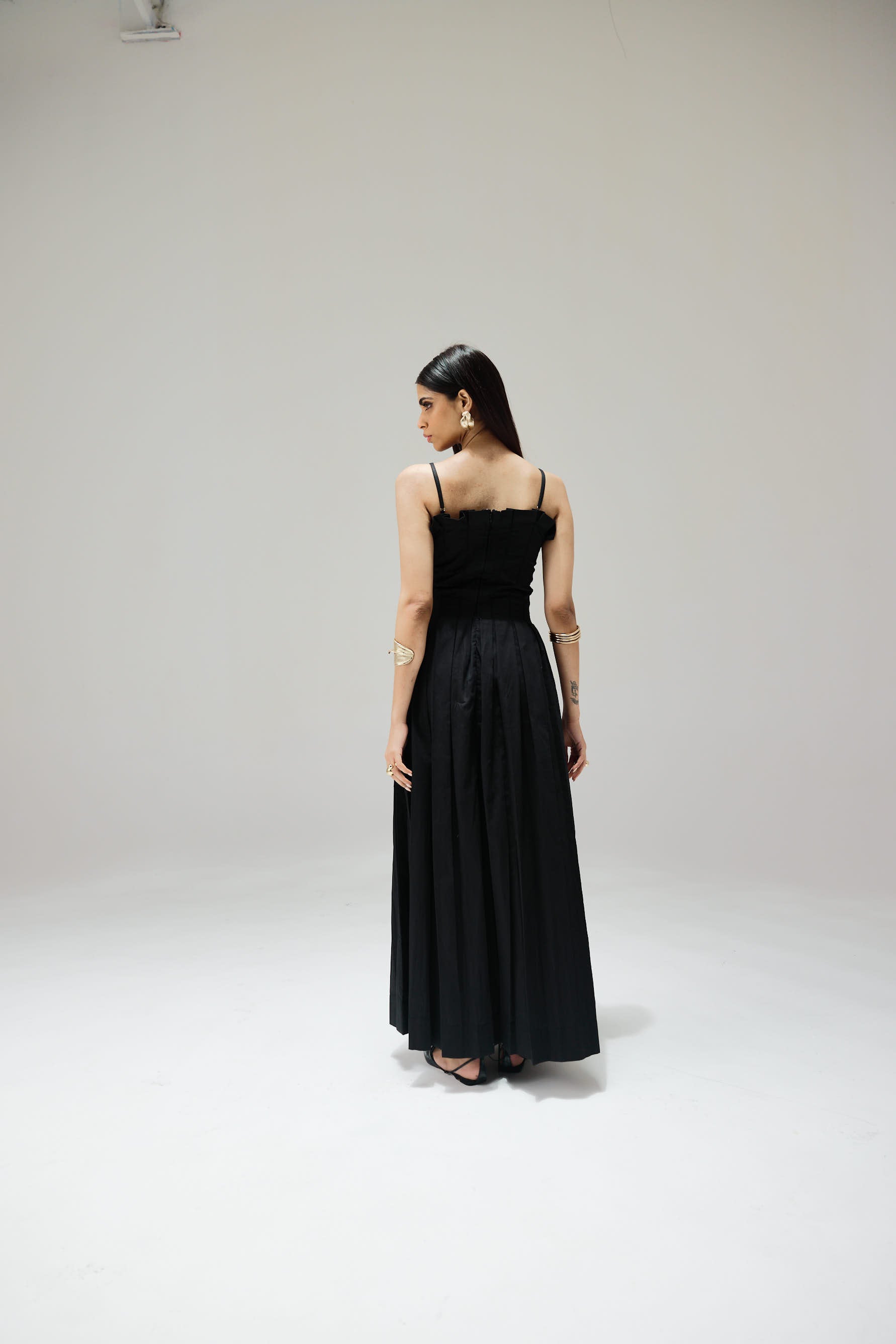 Model wearing XS monochrome pleated cotton twill dress